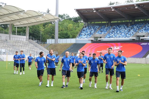 29.06.2026, xrekx, Fussball 3.Liga, 1.FC Saarbruecken - Trainingsauftakt Saison 2026 27 v.l. Ankunft Mannschaft bedankt bedanken sich bei den Fans, the player thanks the fans for their support (DFL DFB REGULATIONS PROHIBIT ANY USE OF PHOTOGRAPHS as IMAGE SEQUENCES and or QUASI-VIDEO) Saarbruecken *** June 29, 2026, xrekx, Soccer 3rd Division, 1 FC Saarbrücken Start of Training for the 2026–27 Season: The team arrives and thanks the fans, the player thanks the fans for their support. DFL and DFB regulations prohibit any use of photographs as image sequences and or quasi-video. Saarbrücken