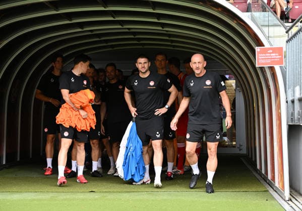Fussball - 2. Bundesliga - Saison 2026 27 1. FC Kaiserslautern 29.06.2026 1. Training für die neue Saison Trainer Torsten LIEBERKNECHT (1. FC Kaiserslautern) ,re, beim Aufgalopp 1. FC Kaiserslautern *** Soccer, 2. Bundesliga, 2026–27 Season, 1. FC Kaiserslautern, June 29, 2026, 1. Training for the new season, Coach Torsten LIEBERKNECHT, 1. FC Kaiserslautern, right, during the warm-up, 1. FC Kaiserslautern