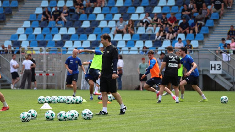 29.06.2026, xrekx, Fussball 3.Liga, 1.FC Saarbruecken - Trainingsauftakt Saison 2026 27 v.l. Argirios Giannikis Trainer (1.FC Saarbruecken) (DFL DFB REGULATIONS PROHIBIT ANY USE OF PHOTOGRAPHS as IMAGE SEQUENCES and or QUASI-VIDEO) Saarbruecken *** June 29, 2026, xrekx, Soccer 3rd Division, 1 FC Saarbrücken Starts Training for the 2026-27 Season; from left: Argirios Giannikis, Coach of 1 FC Saarbrücken. DFL and DFB regulations prohibit any use of photographs as image sequences and or quasi-video. Saarbrücken