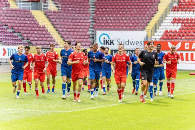 29.06.2026, xdaymx, Fussball 2.Bundesliga, 1.FC Kaiserslautern - Trainingsauftakt Saison 2026 27, Einlaufen der Mannschaft mit dem neuen Co-Trainer Simon Pesch (DFL DFB REGULATIONS PROHIBIT ANY USE OF PHOTOGRAPHS as IMAGE SEQUENCES and or QUASI-VIDEO) Kaiserslautern *** June 29, 2026, xdaymx, Soccer 2. Bundesliga, 1 FC Kaiserslautern Starts Training for the 2026–27 Season, Team Warm-up with New Assistant Coach Simon Pesch DFL DFB REGULATIONS PROHIBIT ANY USE OF PHOTOGRAPHS as IMAGE SEQUENCES and or QUASI-VIDEO Kaiserslautern