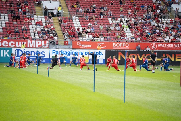 29.06.2026, xdaymx, Fussball 2.Bundesliga, 1.FC Kaiserslautern - Trainingsauftakt Saison 2026 27, Fans schauen sich den Trainingsauftakt des 1. FC Kaiserslautern auf der Südtribüne an. (DFL DFB REGULATIONS PROHIBIT ANY USE OF PHOTOGRAPHS as IMAGE SEQUENCES and or QUASI-VIDEO) Kaiserslautern *** June 29, 2026, xdaymx, Soccer 2. Bundesliga, 1 FC Kaiserslautern Start of Training for the 2026–27 Season, Fans watch 1 FC Kaiserslautern’s start of training from the South Stand. DFL and DFB regulations prohibit any use of photographs as image sequences and or quasi-video. Kaiserslautern