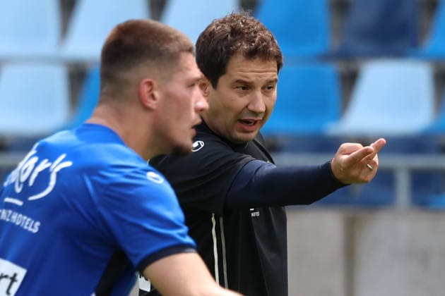 29.06.2026, xrekx, Fussball 3.Liga, 1.FC Saarbruecken - Trainingsauftakt Saison 2026 27 v.l. Argirios Giannikis Trainer (1.FC Saarbruecken) gibt Anweisungen, gestikuliert, mit den Armen gestikulieren gives instructions, gesticulate (DFL DFB REGULATIONS PROHIBIT ANY USE OF PHOTOGRAPHS as IMAGE SEQUENCES and or QUASI-VIDEO) Saarbruecken *** June 29, 2026, xrekx, Soccer 3rd Division, 1 FC Saarbrücken Start of Training for the 2026 Season, 27th, from left: Argirios Giannikis, coach of 1 FC Saarbrücken, gives instructions, gesticulates, waves his arms, gesticulates DFL DFB REGULATIONS PROHIBIT ANY USE OF PHOTOGRAPHS as IMAGE SEQUENCES and or QUASI-VIDEO Saarbrücken