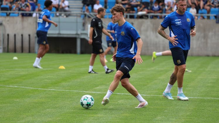 29.06.2026, xrekx, Fussball 3.Liga, 1.FC Saarbruecken - Trainingsauftakt Saison 2026 27 v.l. Nils Krämer Kraemer (1.FC Saarbruecken) (DFL DFB REGULATIONS PROHIBIT ANY USE OF PHOTOGRAPHS as IMAGE SEQUENCES and or QUASI-VIDEO) Saarbruecken *** June 29, 2026, xrekx, Soccer 3rd Division, 1 FC Saarbrücken Start of Training for the 2026-27 Season, from left: Nils Krämer, Kraemer, 1 FC Saarbrücken. DFL and DFB regulations prohibit any use of photographs as image sequences and or quasi-video. Saarbrücken