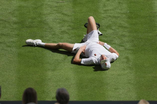 Jannik Sinner (ITA) rutscht aus und stuerzt zu Boden, Verletzung, verletzt, Herren Einzel, Men s Singles Tennis - Wimbledon 2026 - Grand Slam ITF ATP, Tennis Herren WTA, Tennis Damen - AELTC - London - - Great Britain - 29 June 2026. *** Jannik Sinner (ITA) slips and falls to the ground, injury, injured, Men s Singles, Men s Singles Tennis, Wimbledon 2026, Grand Slam, ITF, ATP, WTA, AELTC, London, Great Britain, June 29, 2026 Copyright: xJuergenxHasenkopfx