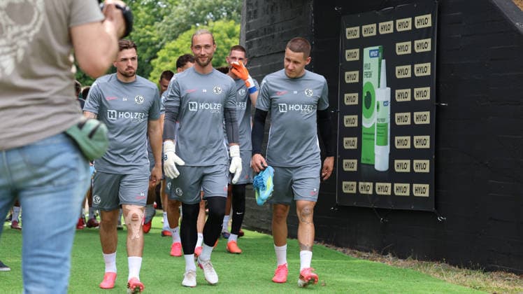 29.06.2026, xrekx, Fussball 1.Bundesliga, SV Elversberg - Trainingsauftakt Saison 202627 v.l. Luca Schnellbacher (SV 07 Elversberg) Tim Boss (SV 07 Elversberg) Lukas Pinckert (SV 07 Elversberg) (DFL DFB REGULATIONS PROHIBIT ANY USE OF PHOTOGRAPHS as IMAGE SEQUENCES and or QUASI-VIDEO) Elversberg *** June 29, 2026, xrekx, Soccer, Bundesliga 1, SV Elversberg Starts Training for the 2026–27 Season (from left): Luca Schnellbacher, SV 07 Elversberg; Tim Boss, SV 07 Elversberg; Lukas Pinckert, SV 07 Elversberg. DFL and DFB regulations prohibit any use of photographs as image sequences and or QUASI-VIDEO Elversberg