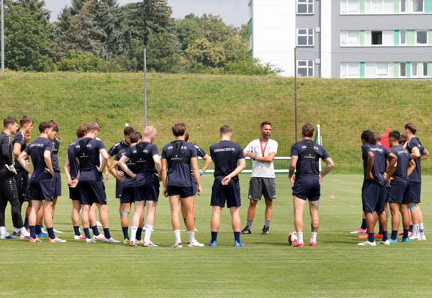 CFC_ Training 29.06.2026, Chemnitz, Sportforum, Fußball, Regionalliga Nordost, CFC, Training Die Mannschaft des CFC bereitet sich mit dem Training auf die neue Spiel- Saison vor. Nach einem sprichwörtlichem heißem Wochenende traf man sich 15 Uhr zu Trainimg Trainer Benjamin Duda erklärt das Programm der Woche Chemnitz Sachsen BRD *** CFC Practice June 29, 2026, Chemnitz, Sportforum, Sports, Soccer, Northeast Regional League, CFC, Practice The CFC team is preparing for the new season with practice. After a proverbially hot weekend, the team met at 3:00 p.m. for practice. Coach Benjamin Duda explains the week’s schedule. Chemnitz, Saxony, Germany