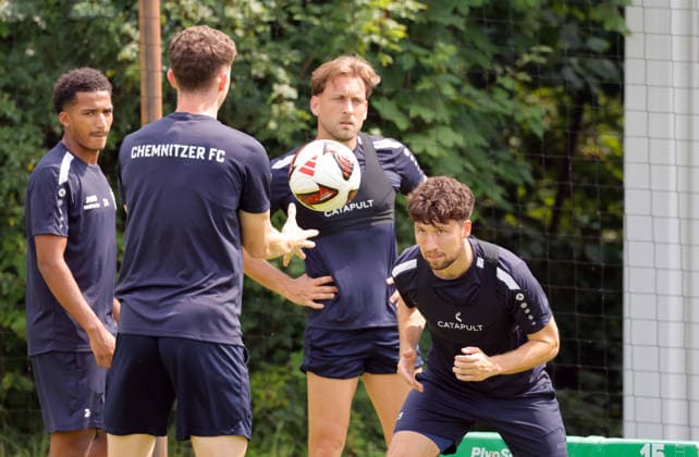 CFC_ Training 29.06.2026, Chemnitz, Sportforum, Fußball, Regionalliga Nordost, CFC, Training Die Mannschaft des CFC bereitet sich mit dem Training auf die neue Spiel- Saison vor. Nach einem sprichwörtlichem heißem Wochenende traf man sich 15 Uhr zu Trainimg Kopfball für Tom Baumgart Chemnitz Sachsen BRD *** CFC Practice June 29, 2026, Chemnitz, Sportforum, Sports, Soccer, Northeast Regional League, CFC, Practice The CFC team is preparing for the new season with practice. After a proverbially hot weekend, the team met at 3:00 p.m. for practice. Header by Tom Baumgart, Chemnitz, Saxony, Germany