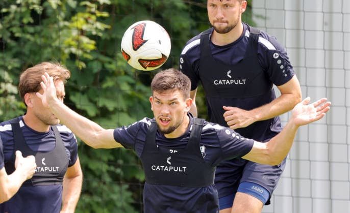 CFC_ Training 29.06.2026, Chemnitz, Sportforum, Fußball, Regionalliga Nordost, CFC, Training Die Mannschaft des CFC bereitet sich mit dem Training auf die neue Spiel- Saison vor. Nach einem sprichwörtlichem heißem Wochenende traf man sich 15 Uhr zu Trainimg Roman Eppendorfer geht mit dem Kopf zum Ball Chemnitz Sachsen BRD *** CFC Practice, June 29, 2026, Chemnitz, Sportforum, Sports, Soccer, Northeast Regional League, CFC, Practice The CFC team is preparing for the new season with practice. After a proverbially hot weekend, the team met at 3:00 p.m. for practice. Roman Eppendorfer heads the ball. Chemnitz, Saxony, Germany