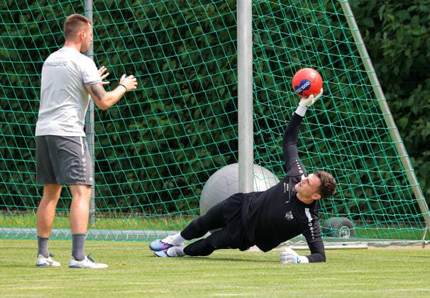 CFC_ Training 29.06.2026, Chemnitz, Sportforum, Fußball, Regionalliga Nordost, CFC, Training Die Mannschaft des CFC bereitet sich mit dem Training auf die neue Spiel- Saison vor. Nach einem sprichwörtlichem heißem Wochenende traf man sich 15 Uhr zu Trainimg Torwart David Richter am Ball Chemnitz Sachsen BRD *** CFC Practice June 29, 2026, Chemnitz, Sportforum, Sports, Soccer, Northeast Regional League, CFC, Practice The CFC team is preparing for the new season with practice. After a proverbially hot weekend, the team met at 3:00 p.m. for practice. Goalkeeper David Richter with the ball. Chemnitz, Saxony, Germany