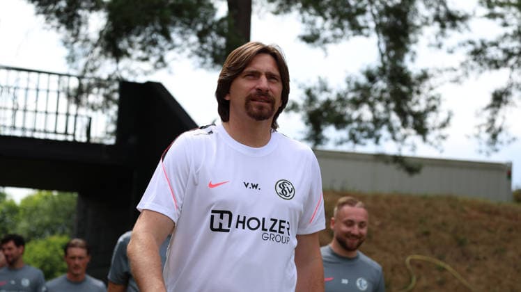 29.06.2026, xrekx, Fussball 1.Bundesliga, SV Elversberg - Trainingsauftakt Saison 202627 v.l. Vincent Wagner Trainer (SV 07 Elversberg) (DFL DFB REGULATIONS PROHIBIT ANY USE OF PHOTOGRAPHS as IMAGE SEQUENCES and or QUASI-VIDEO) Elversberg *** June 29, 2026, xrekx, Soccer, Bundesliga 1, SV Elversberg Kicks Off Training for the 2026–27 Season; from left: Vincent Wagner, Coach of SV 07 Elversberg. DFL and DFB regulations prohibit any use of photographs as image sequences and or quasi-video. Elversberg