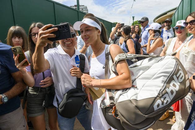 Wimbledon Tennis Championships 2026 - Day 1 LONDON, UNITED KINGDOM - JUNE 29: Zeynep Sonmez of Turkiye poses for a selfie with a fan after her Women s Singles first-round match against Ann Li of the United States on day one of The Championships Wimbledon 2026 in London, United Kingdom, on June 29, 2026. Ray Tang Anadolu London United Kingdom. Editorial use only. Please get in touch for any other usage.  Copyright: x2026xAnadoluxRayxTangx