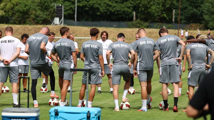 29.06.2026, xrekx, Fussball 1.Bundesliga, SV Elversberg - Trainingsauftakt Saison 202627 v.l. Vincent Wagner Trainer (SV 07 Elversberg) Teamkreis (DFL DFB REGULATIONS PROHIBIT ANY USE OF PHOTOGRAPHS as IMAGE SEQUENCES and or QUASI-VIDEO) Elversberg *** June 29, 2026, xrekx, Soccer, Bundesliga 1, SV Elversberg Kicks Off Training for the 2026–27 Season; from left: Vincent Wagner, Coach of SV 07 Elversberg, Team Circle. DFL and DFB regulations prohibit any use of photographs as image sequences and or quasi-video. Elversberg