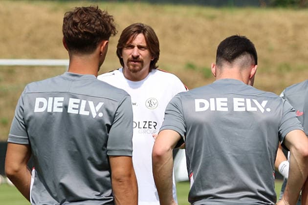29.06.2026, xrekx, Fussball 1.Bundesliga, SV Elversberg - Trainingsauftakt Saison 202627 v.l. Vincent Wagner Trainer (SV 07 Elversberg) Teamkreis (DFL DFB REGULATIONS PROHIBIT ANY USE OF PHOTOGRAPHS as IMAGE SEQUENCES and or QUASI-VIDEO) Elversberg *** June 29, 2026, xrekx, Soccer, Bundesliga 1, SV Elversberg Kicks Off Training for the 2026–27 Season; from left: Vincent Wagner, Coach of SV 07 Elversberg, Team Circle. DFL and DFB regulations prohibit any use of photographs as image sequences and or quasi-video. Elversberg