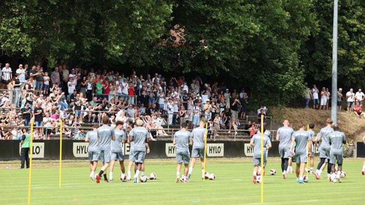 29.06.2026, xrekx, Fussball 1.Bundesliga, SV Elversberg - Trainingsauftakt Saison 202627 v.l. Elverberg Fans ,Stimmung, Schals, Ultras, Zuschauer, Besucher, Choreo, Choreografie, atmosphere, scarves, spectators, visitors und die Mannschaft (DFL DFB REGULATIONS PROHIBIT ANY USE OF PHOTOGRAPHS as IMAGE SEQUENCES and or QUASI-VIDEO) Elversberg *** June 29, 2026, xrekx, Soccer, Bundesliga 1, SV Elversberg Start of Training for the 2026–27 Season: Elversberg fans, atmosphere, scarves, ultras, spectators, visitors, choreography, choreography, atmosphere, scarves, spectators, visitors, and the team. DFL and DFB regulations prohibit any use of photographs as image sequences and or quasi-video. Elversberg