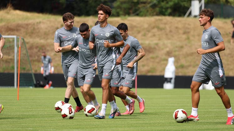 29.06.2026, xrekx, Fussball 1.Bundesliga, SV Elversberg - Trainingsauftakt Saison 202627 v.l. Noah Darvich (SV 07 Elversberg) Maurice Krattenmacher (SV 07 Elversberg) (DFL DFB REGULATIONS PROHIBIT ANY USE OF PHOTOGRAPHS as IMAGE SEQUENCES and or QUASI-VIDEO) Elversberg *** June 29, 2026, xrekx, Soccer, Bundesliga 1, SV Elversberg Starts Training for the 2026–27 Season; from left: Noah Darvich, SV 07 Elversberg; Maurice Krattenmacher, SV 07 Elversberg. DFL and DFB regulations prohibit any use of photographs as image sequences and or quasi-video. Elversberg