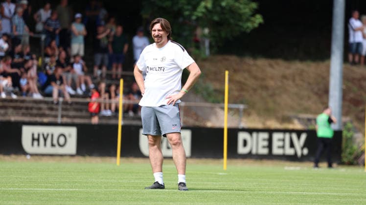 29.06.2026, xrekx, Fussball 1.Bundesliga, SV Elversberg - Trainingsauftakt Saison 202627 v.l. Vincent Wagner Trainer (SV 07 Elversberg) (DFL DFB REGULATIONS PROHIBIT ANY USE OF PHOTOGRAPHS as IMAGE SEQUENCES and or QUASI-VIDEO) Elversberg *** June 29, 2026, xrekx, Soccer, Bundesliga 1, SV Elversberg Kicks Off Training for the 2026–27 Season; from left: Vincent Wagner, Coach of SV 07 Elversberg. DFL and DFB regulations prohibit any use of photographs as image sequences and or quasi-video. Elversberg