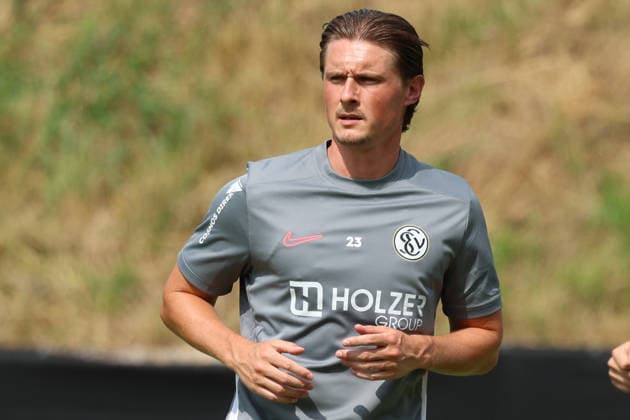 29.06.2026, xrekx, Fussball 1.Bundesliga, SV Elversberg - Trainingsauftakt Saison 202627 v.l. Carlo Sickinger (SV 07 Elversberg) (DFL DFB REGULATIONS PROHIBIT ANY USE OF PHOTOGRAPHS as IMAGE SEQUENCES and or QUASI-VIDEO) Elversberg *** June 29, 2026, xrekx, Soccer, Bundesliga 1, SV Elversberg Starts Training for the 2026–27 Season; from left: Carlo Sickinger, SV 07 Elversberg. DFL and DFB regulations prohibit any use of photographs as image sequences and or quasi-video. Elversberg
