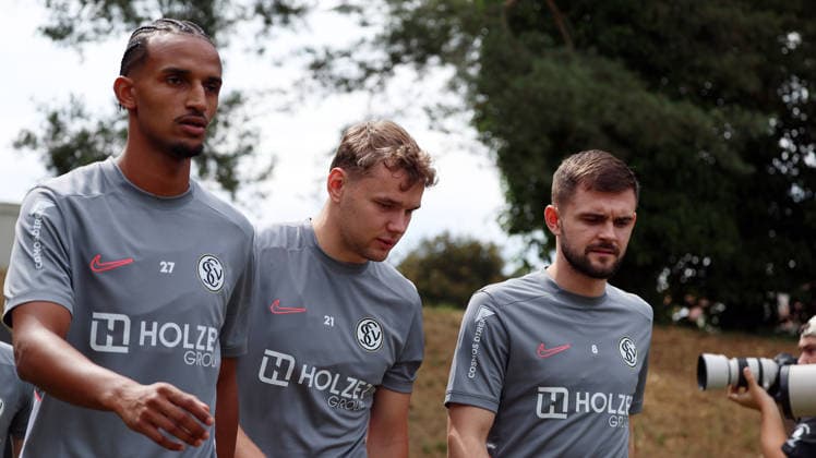 29.06.2026, xrekx, Fussball 1.Bundesliga, SV Elversberg - Trainingsauftakt Saison 202627 v.l. Filimon Gerezgiher (SV Elversberg) Lasse Günther (SV 07 Elversberg) Lukasz Poreba (SV 07 Elversberg) (DFL DFB REGULATIONS PROHIBIT ANY USE OF PHOTOGRAPHS as IMAGE SEQUENCES and or QUASI-VIDEO) Elversberg *** June 29, 2026, xrekx, Soccer, Bundesliga 1, SV Elversberg Starts Training for the 2026–27 Season: From left, Filimon Gerezgiher (SV Elversberg), Lasse Günther (SV 07 Elversberg), Lukasz Poreba (SV 07 Elversberg). DFL and DFB regulations prohibit any use of photographs as image sequencesENCES and or QUASI-VIDEO Elversberg