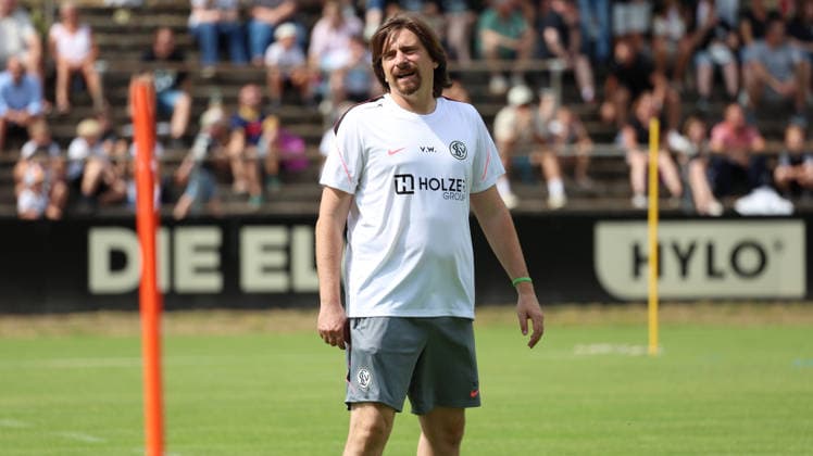 29.06.2026, xrekx, Fussball 1.Bundesliga, SV Elversberg - Trainingsauftakt Saison 202627 v.l. Vincent Wagner Trainer (SV 07 Elversberg) (DFL DFB REGULATIONS PROHIBIT ANY USE OF PHOTOGRAPHS as IMAGE SEQUENCES and or QUASI-VIDEO) Elversberg *** June 29, 2026, xrekx, Soccer, Bundesliga 1, SV Elversberg Kicks Off Training for the 2026–27 Season; from left: Vincent Wagner, Coach of SV 07 Elversberg. DFL and DFB regulations prohibit any use of photographs as image sequences and or quasi-video. Elversberg