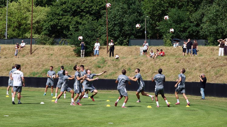 29.06.2026, xrekx, Fussball 1.Bundesliga, SV Elversberg - Trainingsauftakt Saison 202627 v.l. SV Elversberg beim Bälle fangen (DFL DFB REGULATIONS PROHIBIT ANY USE OF PHOTOGRAPHS as IMAGE SEQUENCES and or QUASI-VIDEO) Elversberg *** June 29, 2026, xrekx, Soccer, Bundesliga 1, SV Elversberg Kicks Off Training for the 2026–27 Season: SV Elversberg Players Catching Balls. DFL and DFB regulations prohibit any use of photographs as image sequences and or quasi-video. Elversberg