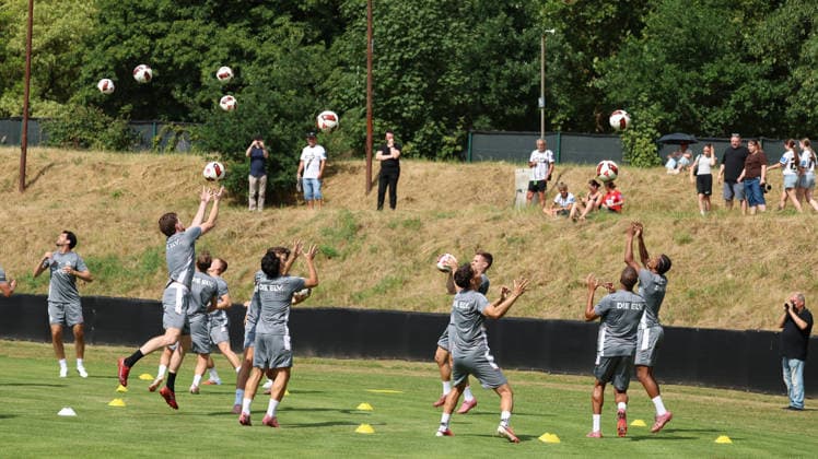 29.06.2026, xrekx, Fussball 1.Bundesliga, SV Elversberg - Trainingsauftakt Saison 202627 v.l. SV Elversberg Mannschaft beim Bälle fangen (DFL DFB REGULATIONS PROHIBIT ANY USE OF PHOTOGRAPHS as IMAGE SEQUENCES and or QUASI-VIDEO) Elversberg *** June 29, 2026, xrekx, Soccer, Bundesliga 1, SV Elversberg Kicks Off Training for the 2026–27 Season: SV Elversberg team catching balls. DFL and DFB regulations prohibit any use of photographs as image sequences and or quasi-video. Elversberg