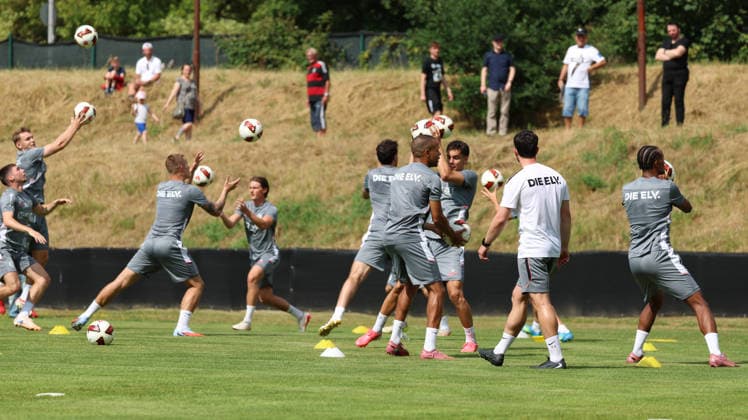 29.06.2026, xrekx, Fussball 1.Bundesliga, SV Elversberg - Trainingsauftakt Saison 202627 v.l. SV Elversberg Mannschaft beim Bälle fangen (DFL DFB REGULATIONS PROHIBIT ANY USE OF PHOTOGRAPHS as IMAGE SEQUENCES and or QUASI-VIDEO) Elversberg *** June 29, 2026, xrekx, Soccer, Bundesliga 1, SV Elversberg Kicks Off Training for the 2026–27 Season: SV Elversberg team catching balls. DFL and DFB regulations prohibit any use of photographs as image sequences and or quasi-video. Elversberg