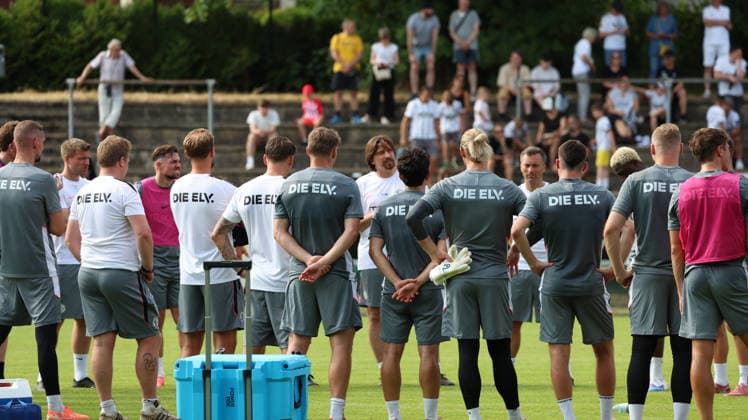 29.06.2026, xrekx, Fussball 1.Bundesliga, SV Elversberg - Trainingsauftakt Saison 202627 v.l. Vincent Wagner Trainer (SV 07 Elversberg) Teamkreis Ende (DFL DFB REGULATIONS PROHIBIT ANY USE OF PHOTOGRAPHS as IMAGE SEQUENCES and or QUASI-VIDEO) Elversberg *** June 29, 2026, xrekx, Soccer, Bundesliga 1, SV Elversberg Kicks Off Training for the 2026–27 Season; from left: Vincent Wagner, Coach of SV 07 Elversberg; team circle. End. DFL and DFB regulations prohibit any use of photographs as image sequences and or quasi-video. Elversberg