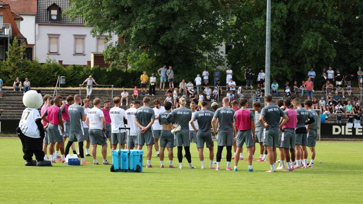 29.06.2026, xrekx, Fussball 1.Bundesliga, SV Elversberg - Trainingsauftakt Saison 202627 v.l. Vincent Wagner Trainer (SV 07 Elversberg) Teamkreis Ende (DFL DFB REGULATIONS PROHIBIT ANY USE OF PHOTOGRAPHS as IMAGE SEQUENCES and or QUASI-VIDEO) Elversberg *** June 29, 2026, xrekx, Soccer, Bundesliga 1, SV Elversberg Kicks Off Training for the 2026–27 Season; from left: Vincent Wagner, Coach of SV 07 Elversberg; team circle. End. DFL and DFB regulations prohibit any use of photographs as image sequences and or quasi-video. Elversberg