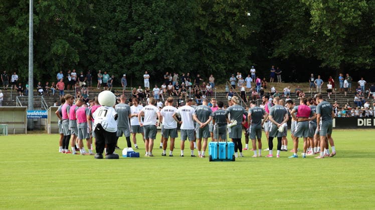 29.06.2026, xrekx, Fussball 1.Bundesliga, SV Elversberg - Trainingsauftakt Saison 202627 v.l. Vincent Wagner Trainer (SV 07 Elversberg) Teamkreis Ende (DFL DFB REGULATIONS PROHIBIT ANY USE OF PHOTOGRAPHS as IMAGE SEQUENCES and or QUASI-VIDEO) Elversberg *** June 29, 2026, xrekx, Soccer, Bundesliga 1, SV Elversberg Kicks Off Training for the 2026–27 Season; from left: Vincent Wagner, Coach of SV 07 Elversberg; team circle. End. DFL and DFB regulations prohibit any use of photographs as image sequences and or quasi-video. Elversberg