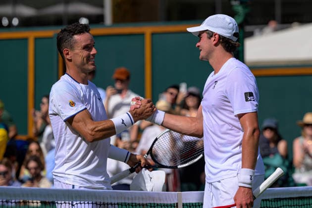 Day One: The Championships - Wimbledon 2026 LONDON, ENGLAND JUNE 29 - Joao Fonseca of Brazil and Roberto Bautista Agut of Spain shake hands after their Gentlemen s Single First Round at The Wimbledon Lawn Tennis Championship at Wimbledon on June 29, 2026 in London, England. (Photo by Keeran Marquis)  Copyright: xKeeranxMarquis Fotoarena SPPx Sportspressphoto_SPR179864