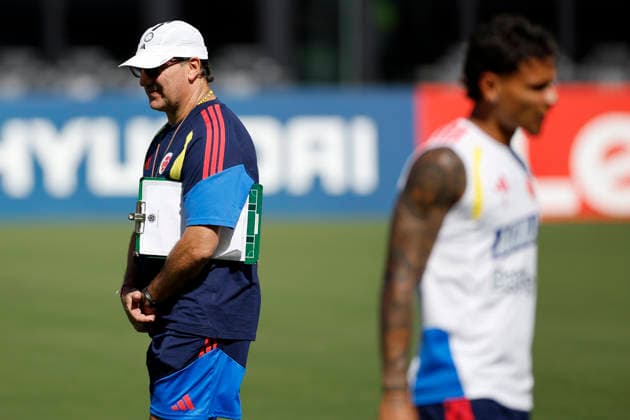 Head coach of Colombia Nestor Lorenzo leads the team s training session at the Miami Inter CF Stadium in Fort Lauderdale, Florida, US, at the 2026 FIFA World Cup, WM, Weltmeisterschaft, Fussball on 29 June 2026. Training session of Colombia in Fort Lauderdale !ACHTUNG: NUR REDAKTIONELLE NUTZUNG!  Copyright: xAlbertoxEstevezx GRAF7684 20260629-55020746344_1
