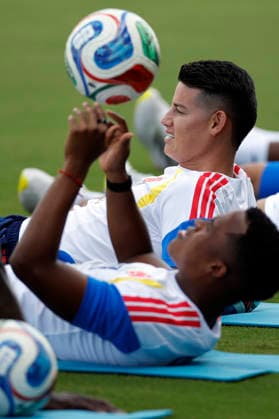 Players of Colombia James Rodriguez (R) y Jhon Arias reacts during the team s training session at the Miami Inter CF Stadium in Fort Lauderdale, Florida, US, at the 2026 FIFA World Cup, WM, Weltmeisterschaft, Fussball on 29 June 2026. Training session of Colombia in Fort Lauderdale !ACHTUNG: NUR REDAKTIONELLE NUTZUNG!  Copyright: xAlbertoxEstevezx GRAF7687 20260629-55020746356_1