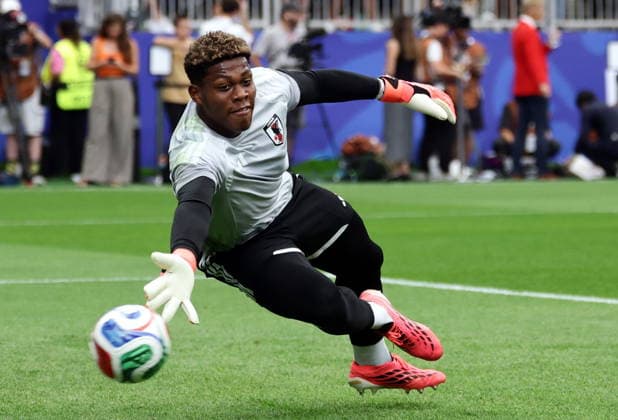 FIFA World Cup, WM, Weltmeisterschaft, Fussball 2026 - Round of 32 - Brazil vs Japan Goalkeeper Zion Suzuki of Japan warms up ahead of the FIFA World Cup 2026 Round of 32 match Brazil against Japan, in Houston, USA, 29 June 2026. HOUSTON United States  Copyright: xCHRISTOPHERxNEUNDORFx