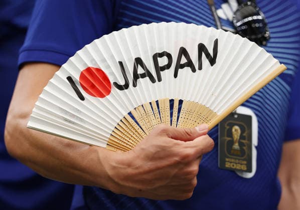 A supporter of Team Japan waves his fan before the start of their FIFA World Cup, WM, Weltmeisterschaft, Fussball match against Brazil at Houston Stadium in Houston, Texas, on Monday, June 29, 2026.  HOU20260629904 CHRISTIANxBRUNSKILL
