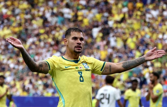 FIFA World Cup, WM, Weltmeisterschaft, Fussball 2026 - Round of 32 - Brazil vs Japan Bruno Guimaraes of Brazil reacts to the crowd during the FIFA World Cup 2026 Round of 32 match Brazil against Japan, in Houston, USA, 29 June 2026. HOUSTON United States  Copyright: xCHRISTOPHERxNEUNDORFx