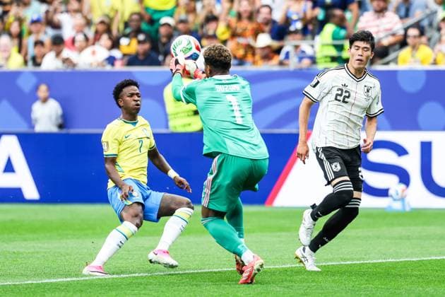 RECORD DATE NOT STATED FIFA World Cup, WM, Weltmeisterschaft, Fussball 2026 - Round of 32 - Brazil v Japan Vinicius Jr. player of Brazil and Takehiro Tomiyasu player of Japan and Zion Suzuki Goalkeeper of Japan during the FIFA World Cup 2026 Round of 32 match between Brazil and Japan at Houston Stadium, in Texas, United States, on Monday, June 29, 2026.(Foto: Vanessa Carvalho Brazil Photo Press IMAGO) Sports Copyright: xVanessaxCarvalhox