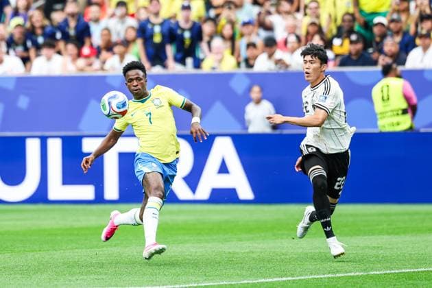 RECORD DATE NOT STATED FIFA World Cup, WM, Weltmeisterschaft, Fussball 2026 - Round of 32 - Brazil v Japan Vinicius Jr. player of Brazil and Takehiro Tomiyasu player of Japan during the FIFA World Cup 2026 Round of 32 match between Brazil and Japan at Houston Stadium, in Texas, United States, on Monday, June 29, 2026.(Foto: Vanessa Carvalho Brazil Photo Press IMAGO) Sports Copyright: xVanessaxCarvalhox