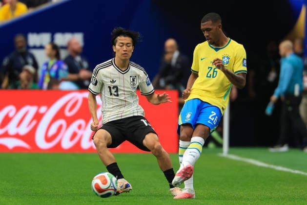 Brazilian forward Rayan (R) vies for the ball with Japanese midfielder Keito Nakamura (L) during the 2026 FIFA World Cup, WM, Weltmeisterschaft, Fussball round-of-32 soccer match between Brazil and Japan, in Houston, United States, 29 June 2026. 2026 FIFA World Cup - round of 32 - Brazil vs. Japan !ACHTUNG: NUR REDAKTIONELLE NUTZUNG!  Copyright: xCarlosxRamirezx GRAF7774 20260629-55020747038_1