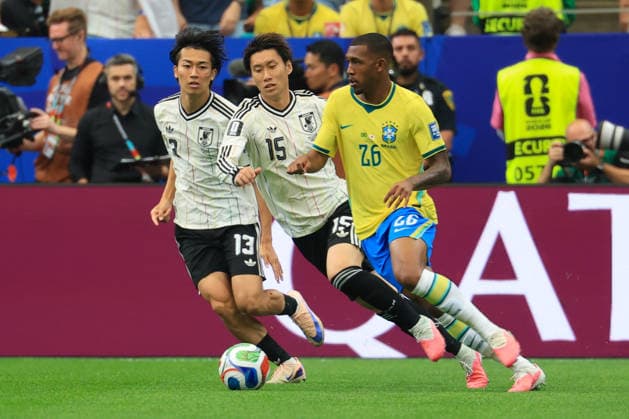 Brazilian forward Rayan (R) vies for the ball with Japanese midfielders Daichi Kamada (C) and Keito Nakamura (L) during the 2026 FIFA World Cup, WM, Weltmeisterschaft, Fussball round-of-32 soccer match between Brazil and Japan, in Houston, United States, 29 June 2026. 2026 FIFA World Cup - round of 32 - Brazil vs. Japan !ACHTUNG: NUR REDAKTIONELLE NUTZUNG!  Copyright: xCarlosxRamirezx GRAF7775 20260629-55020747040_1