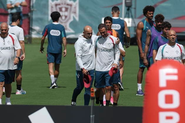 FIFA World Cup, WM, Weltmeisterschaft, Fussball 2026 - Portugal training Portugal soccer team head coach Roberto Martinez (L) hugs the assisted coach Ricardo Carvalho during the training session at the training site at Garden District Park for the FIFA World Cup 2026, Palm Beach, Florida, USA, 29 June 2026. Portgual plays a round of 32 match on 03 July against Croatia. Palm Beach Florida United States  Copyright: xMIGUELxA.xLOPESx