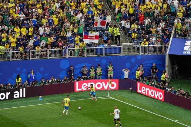 Vinicius Junior of Brazil takes a short corner to Bruno Guimaraes of Brazil Brazil v Japan, 2026 FIFA World Cup, WM, Weltmeisterschaft, Fussball Round of 32, Football, Houston Stadium, Houston, Texas, USA - 29 Jun 2026Houston Houston Stadium Texas (TX) United States of America  Copyright: xIsmaelxAdnan Shutterstockx 16968921x