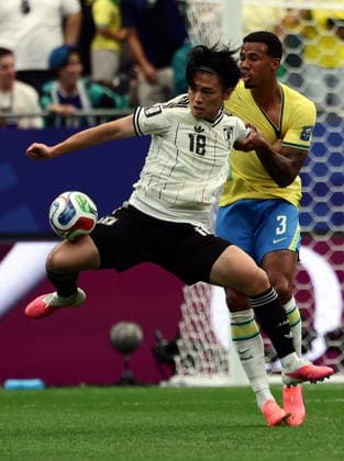 FIFA World Cup, WM, Weltmeisterschaft, Fussball 2026 - Round of 32 - Brazil vs Japan Ayase Ueda of Japan (L) and Gabriel Magalhaes of Brazil in action during the FIFA World Cup 2026 Round of 32 match Brazil against Japan, in Houston, USA, 29 June 2026. HOUSTON United States  Copyright: xCHRISTOPHERxNEUNDORFx