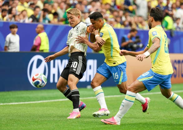 HOUSTON, TX - JUNE 29: Ritsu Doan 10 of Japan keeps the ball away from Douglas 16 of Brazil in the first half during the FIFA World Cup, WM, Weltmeisterschaft, Fussball 2026 Round of 32 match between Brazil and Japan on June 29, 2026 at Houston Stadium in Houston, Texas. (Photo by Leslie Plaza Johnson Icon Sportswire) SOCCER: JUN 29 FIFA World Cup 26 Round of 32 - Brazil v Japan EDITORIAL USE ONLY Icon260629007