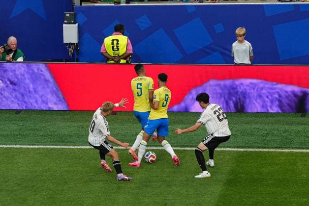 Casemiro of Brazil and Matheus Cunha of Brazil clash into each other Brazil v Japan, 2026 FIFA World Cup, WM, Weltmeisterschaft, Fussball Round of 32, Football, Houston Stadium, Houston, Texas, USA - 29 Jun 2026Houston Houston Stadium Texas (TX) United States of America  Copyright: xIsmaelxAdnan Shutterstockx 16968921bc
