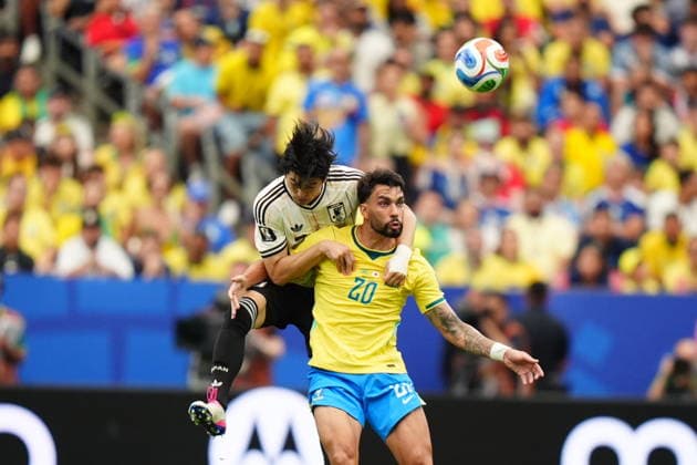 Brazil v Japan - FIFA World Cup, WM, Weltmeisterschaft, Fussball 2026 - Round of 32 HOUSTON, USA - JUNE 29: Paqueta (20) of Brazil in action against Shogo Taniguchi of Japan during the FIFA World Cup 2026 Round of 32 match between Brazil and Japan at Houston Stadium (NRG Stadium) on June 29, 2026 in Houston, Texas. Hakan Akgun Anadolu Texas United States. Editorial use only. Please get in touch for any other usage.  Copyright: x2026xAnadoluxHakanxAkgunx