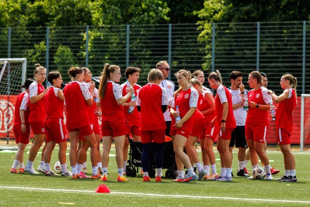 1. FSV Mainz 05 Frauen, Auftakttraining, 29.06.2026 Trinkpause Auftakttraining der Frauen des 1. FSV Mainz 05 zur Saison 2026 27 der 1. Frauen Fussball Bundesliga, Trainingsgelände auf dem Wolfgang Frank Campus, Mainz, 29.06.2026 DFL DFB regulations prohibit any use of photographs as image sequences and or quasi-video. *** 1 FSV Mainz 05 Women, Season-Opening Training Session, June 29, 2026 Water Break during the 1 FSV Mainz 05 Women’s season-opening training session for the 2026 season of the Women’s Bundesliga 27, training grounds at the Wolfgang Frank Campus, Mainz, June 29, 2026. DFL and DFB regulations prohibit any use of photographs as image sequences and or quasi-video content. Copyright: xBEAUTIFULxSPORTS Hahnex