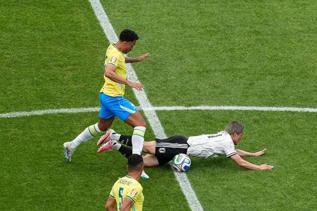 Danilo of Brazil fouls Daizen Maeda of Japan Brazil v Japan, 2026 FIFA World Cup, WM, Weltmeisterschaft, Fussball Round of 32, Football, Houston Stadium, Houston, Texas, USA - 29 Jun 2026Houston Houston Stadium Texas (TX) United States of America  Copyright: xIsmaelxAdnan Shutterstockx 16968921bn