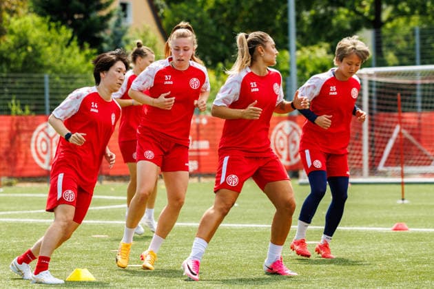 1. FSV Mainz 05 Frauen, Auftakttraining, 29.06.2026 Yurina Imai (1. FSV Mainz 05 Frauen, 14); Maja Pageler (1. FSV Mainz 05 Frauen, 37); Ivana Slipcevic (1. FSV Mainz 05 Frauen, 23); Suguri Hashitani (1. FSV Mainz 05 Frauen, 25) Auftakttraining der Frauen des 1. FSV Mainz 05 zur Saison 2026 27 der 1. Frauen Fussball Bundesliga, Trainingsgelände auf dem Wolfgang Frank Campus, Mainz, 29.06.2026 DFL DFB regulations prohibit any use of photographs as image sequences and or quasi-video. *** 1 FSV Mainz 05 Women, First Training Session, June 29, 2026 Yurina Imai 1 FSV Mainz 05 Women, 14 Maja Pageler 1 FSV Mainz 05 Women, 37 Ivana Slipcevic 1 FSV Mainz 05 Women, 23 Suguri Hashitani 1 FSV Mainz 05 Women, 25 First training session of the 1 FSV Mainz 05 women’s team for the 2026 season, 27th round of the Women’s Bundesliga, training grounds at the Wolfgang Frank Campus, Mainz, June 29, 2026 DFL DFB regulations prohibit any use of photographs as image sequences and or quasi-video Copyright: xBEAUTIFULxSPORTS Hahnex