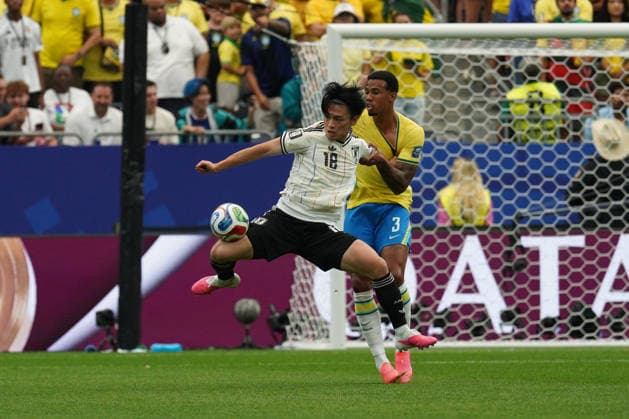 Brazilian defender Gabriel Magalhaes (R) vies for the ball with Japanese striker Ayase Ueda during the 2026 FIFA World Cup, WM, Weltmeisterschaft, Fussball round-of-32 soccer match between Brazil and Japan, in Houston, United States, 29 June 2026. 2026 FIFA World Cup - round of 32 - Brazil vs. Japan !ACHTUNG: NUR REDAKTIONELLE NUTZUNG!  Copyright: xKennethxFernandezx GRAF7838 20260629-55020747643_1