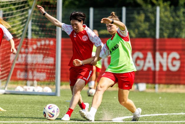 1. FSV Mainz 05 Frauen, Auftakttraining, 29.06.2026 Zweikampf zwischen Yurina Imai (1. FSV Mainz 05 Frauen, 14) und Nadine Anstatt (1. FSV Mainz 05 Frauen, 27) Auftakttraining der Frauen des 1. FSV Mainz 05 zur Saison 2026 27 der 1. Frauen Fussball Bundesliga, Trainingsgelände auf dem Wolfgang Frank Campus, Mainz, 29.06.2026 DFL DFB regulations prohibit any use of photographs as image sequences and or quasi-video. *** 1 FSV Mainz 05 Women, Season-Opening Training Session, June 29, 2026: A tackle between Yurina Imai (1 FSV Mainz 05 Women, 14) and Nadine Anstatt (1 FSV Mainz 05 Women), 27 Opening training session for the 1 FSV Mainz 05 Women’s team for the 2026 season in the Women’s Bundesliga, training grounds at the Wolfgang Frank Campus, Mainz, June 29, 2026. DFL and DFB regulations prohibit any use of photographs as image sequences and or quasi-video content. Copyright: xBEAUTIFULxSPORTS Hahnex